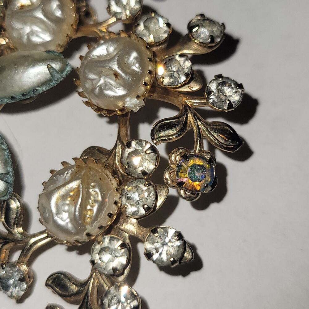 Vintage Gold Tone Faux Pearl & Rhinestone Floral Brooch Pin Iridescent Flower AB - Picture 9 of 15